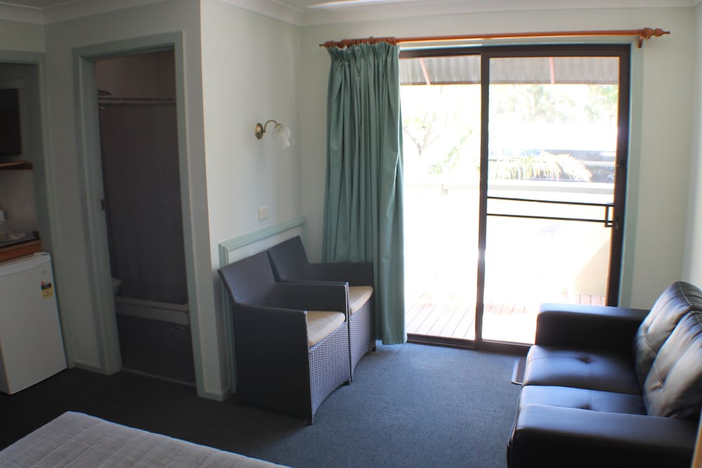 LAKE FORBES MOTEL 31/44