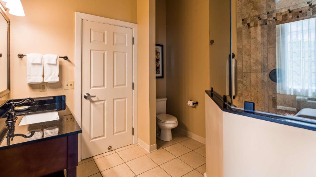 شقة بسرير مزدوج بغرفة نوم واحدة مع أريكة بحوض جاكوزي بمطبخ صغير، Best Western Plus Dutch Haus Inn And Suites 6/6