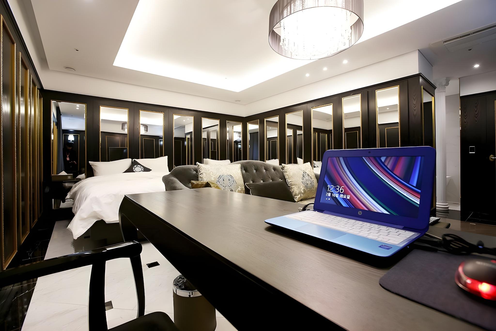 ROYAL, SUITE