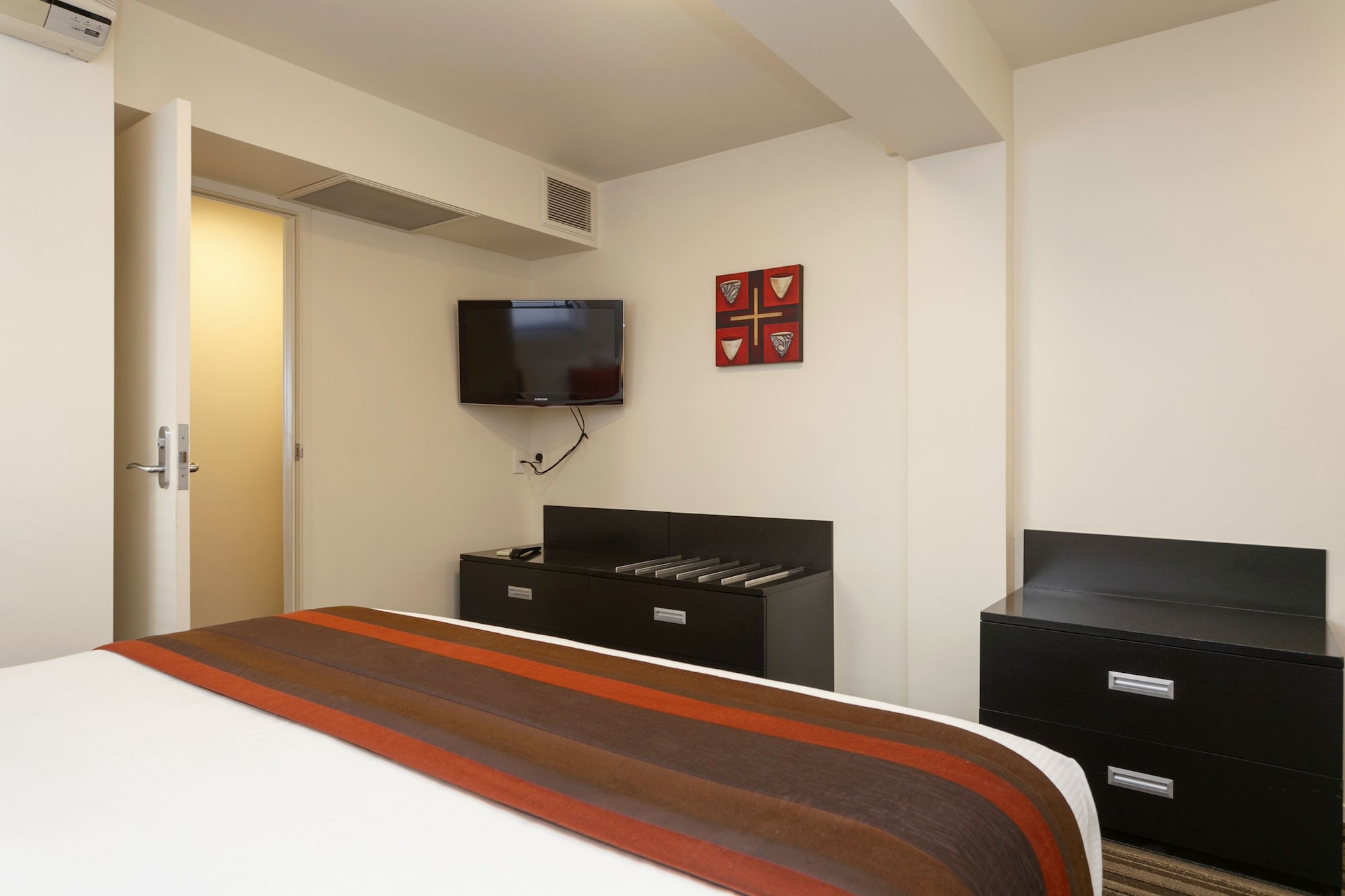 1 Bedroom, Apartment, King Bed, Pool Side, Sofa 4/9