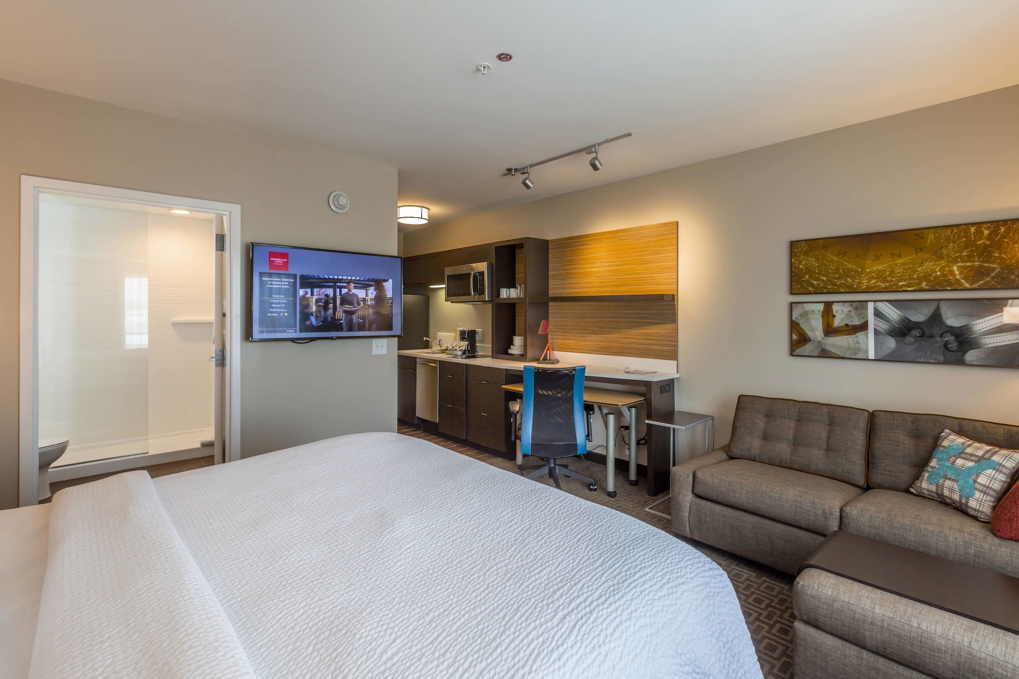 STUDIO, KING BED, SOFA