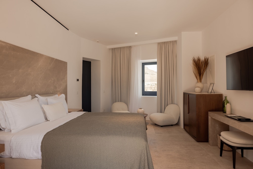 POOL, SUITE, KING BED, TERRACE