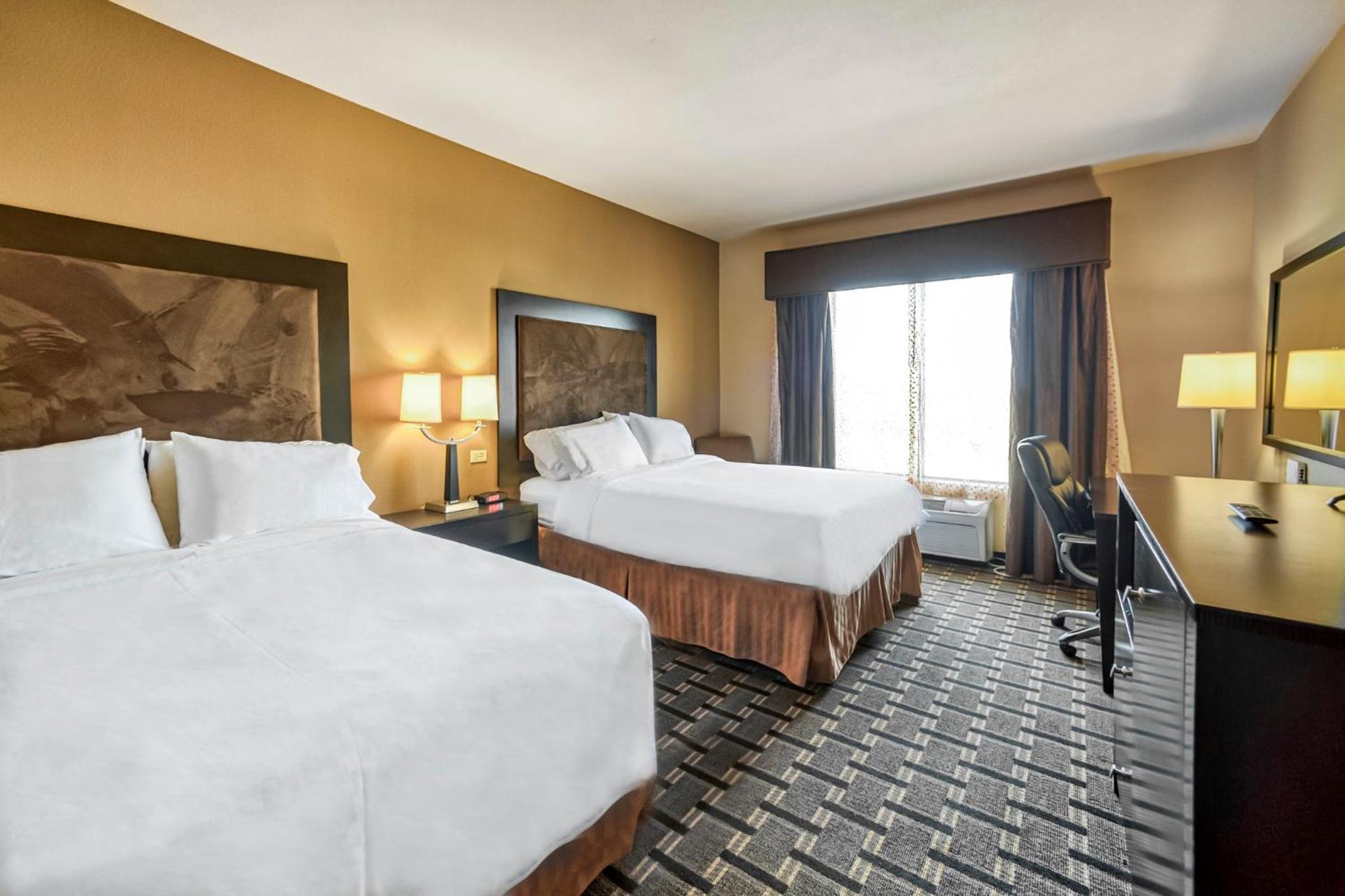 جناح ديلوكس لذوي الإعاقة، Holiday Inn Express Suites Beeville 3/10
