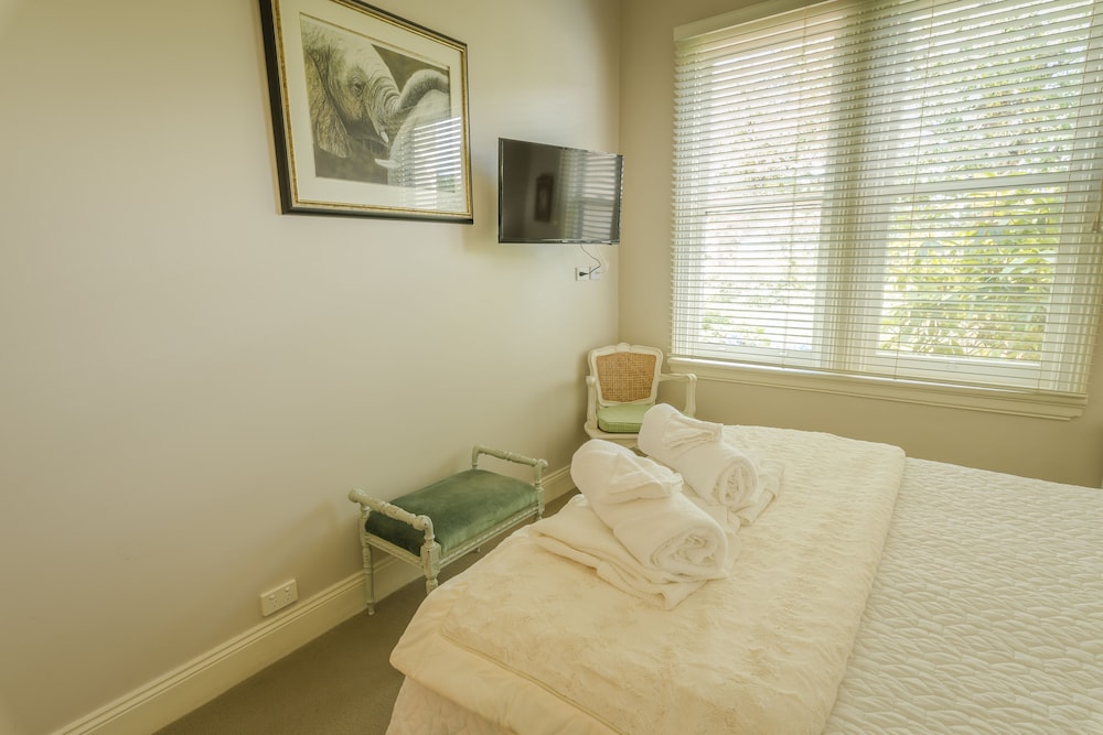 Green, Queen Bed