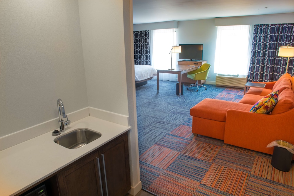 Hampton Inn & Suites Bay City, MI 41/51