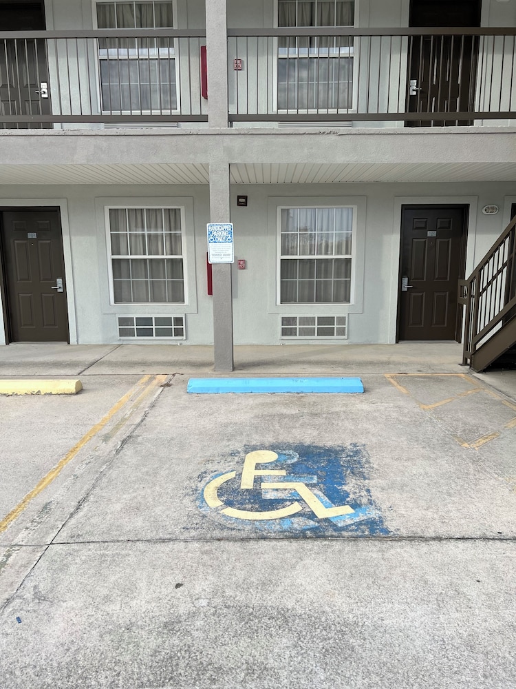 Garden Inn & Suites 46/53
