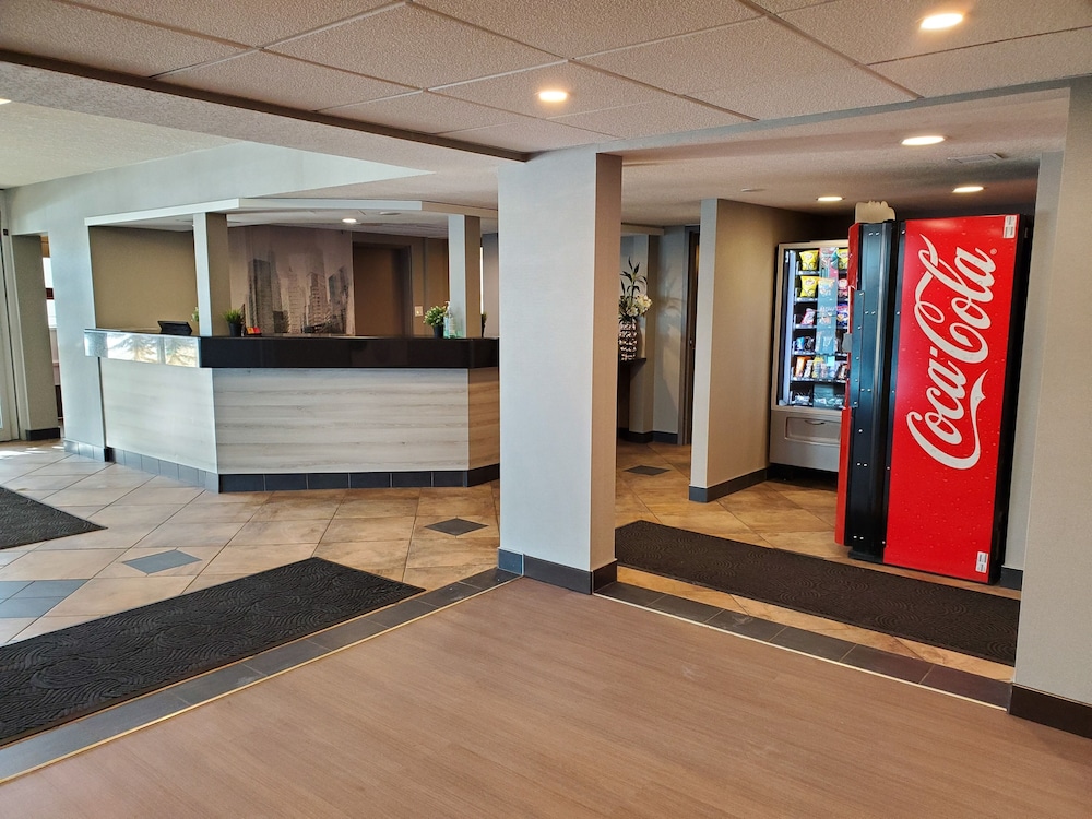 Super 8 by Wyndham Macleod Trail Calgary 3/60