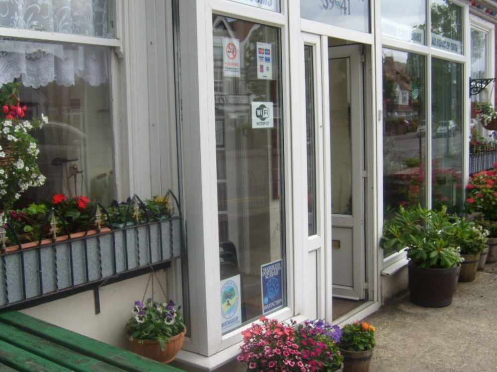 Ivydene Hotel 6/50