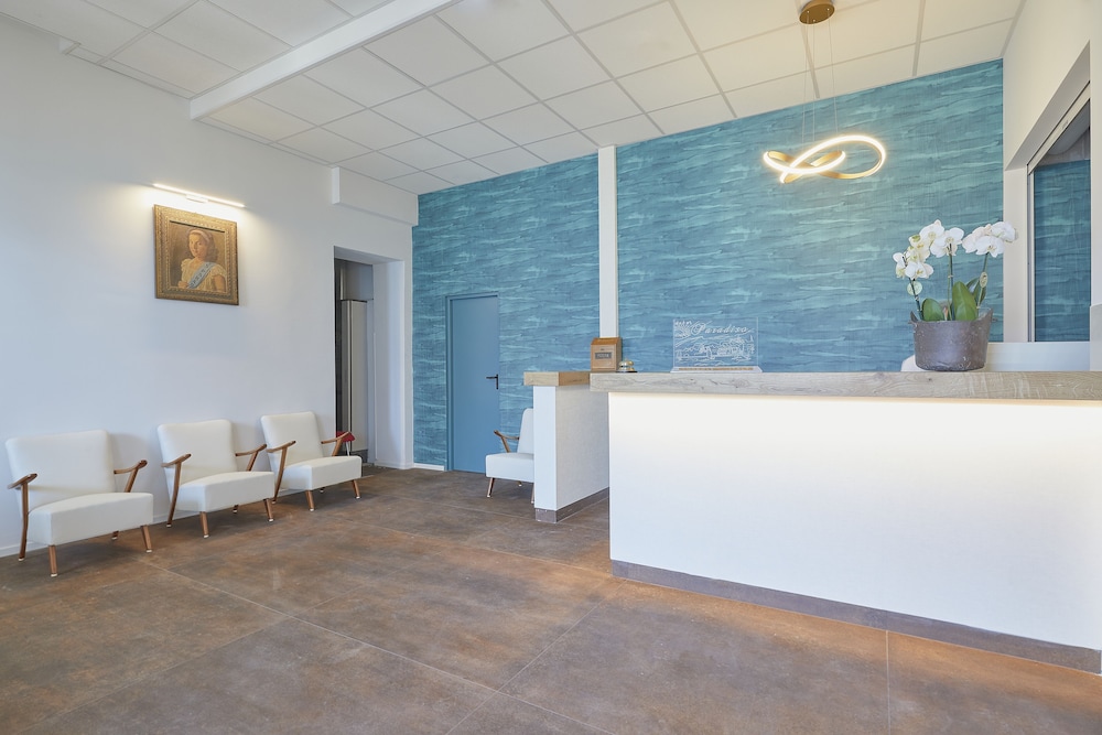 HOTEL PARADISO 7/59