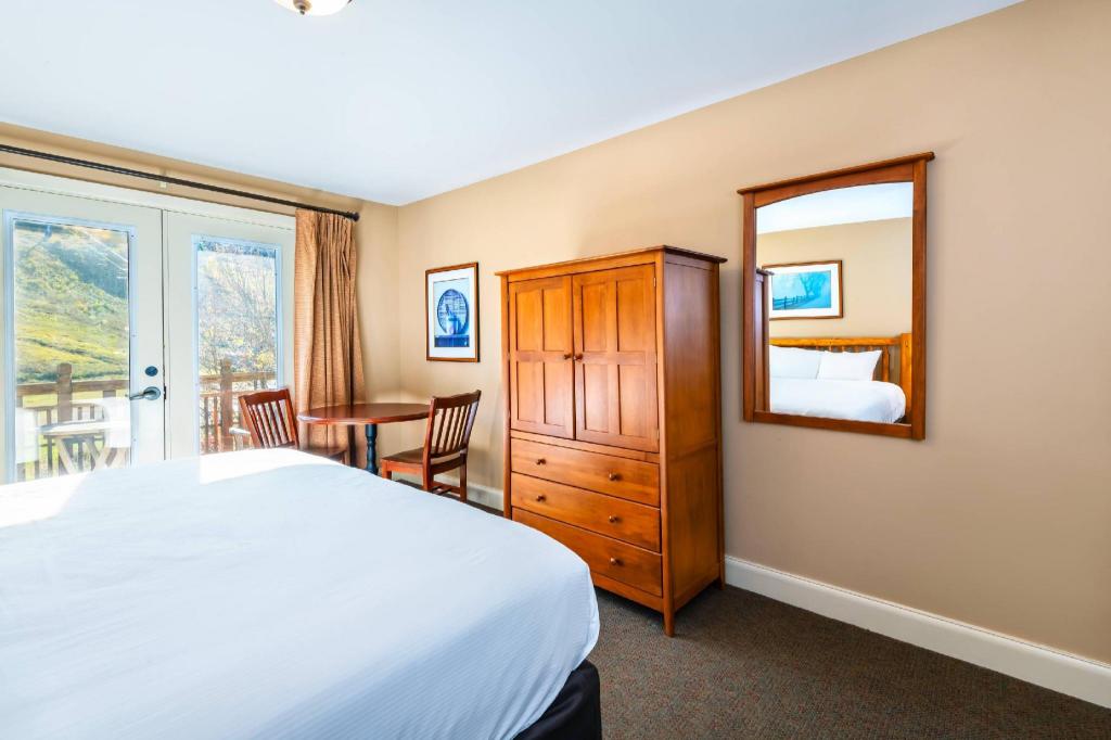Upgrade, Efficiency, Suite, Queen Bed