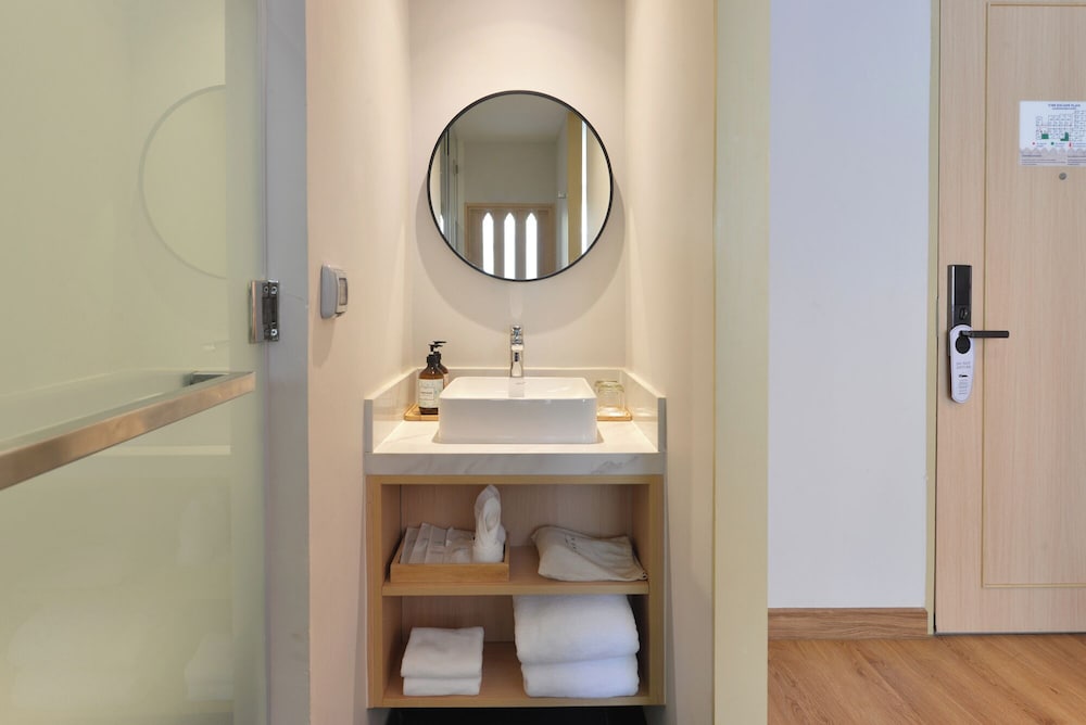 March Hotel & Suite Riverside 58/60