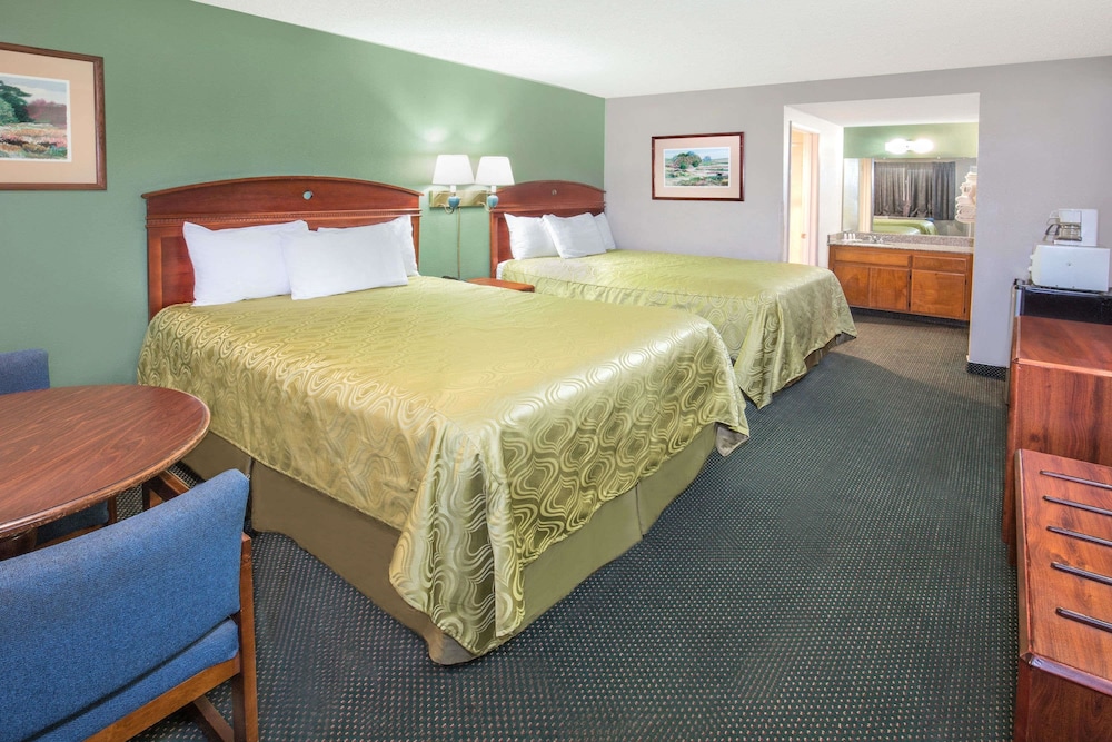 Days Inn by Wyndham Ontario Airport 17/23