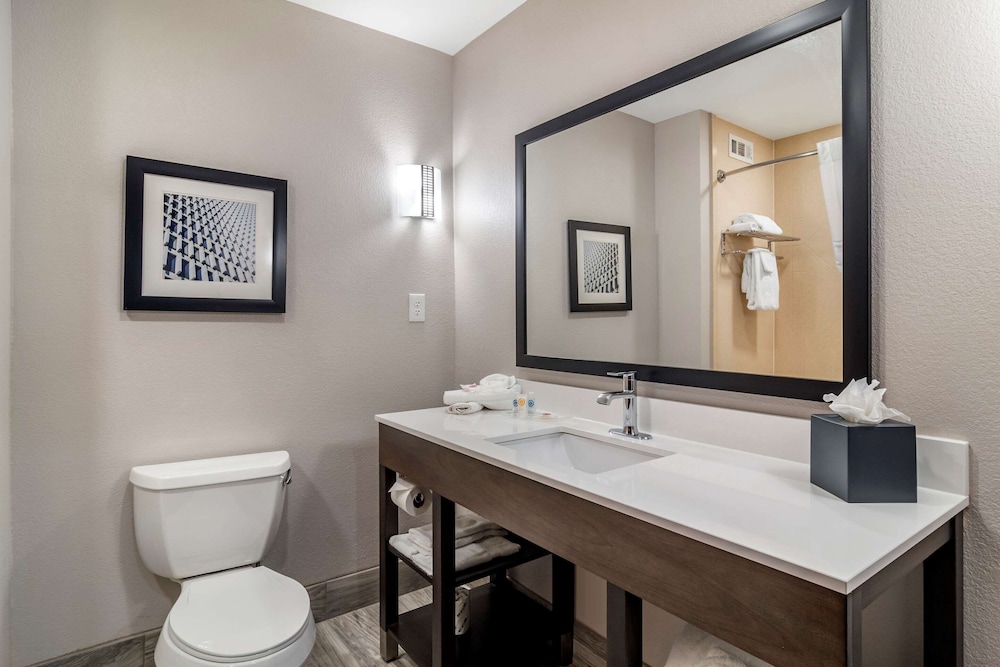 Comfort Suites McDonough Atlanta South 23/24