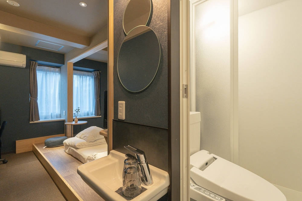 ROOM, TWIN BEDS