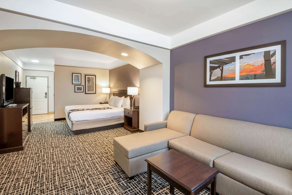 La Quinta Inn & Suites by Wyndham Dumas 19/24