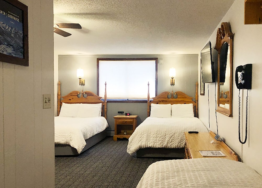 Room, 1 Single and 2 Queen Beds, Low Floor