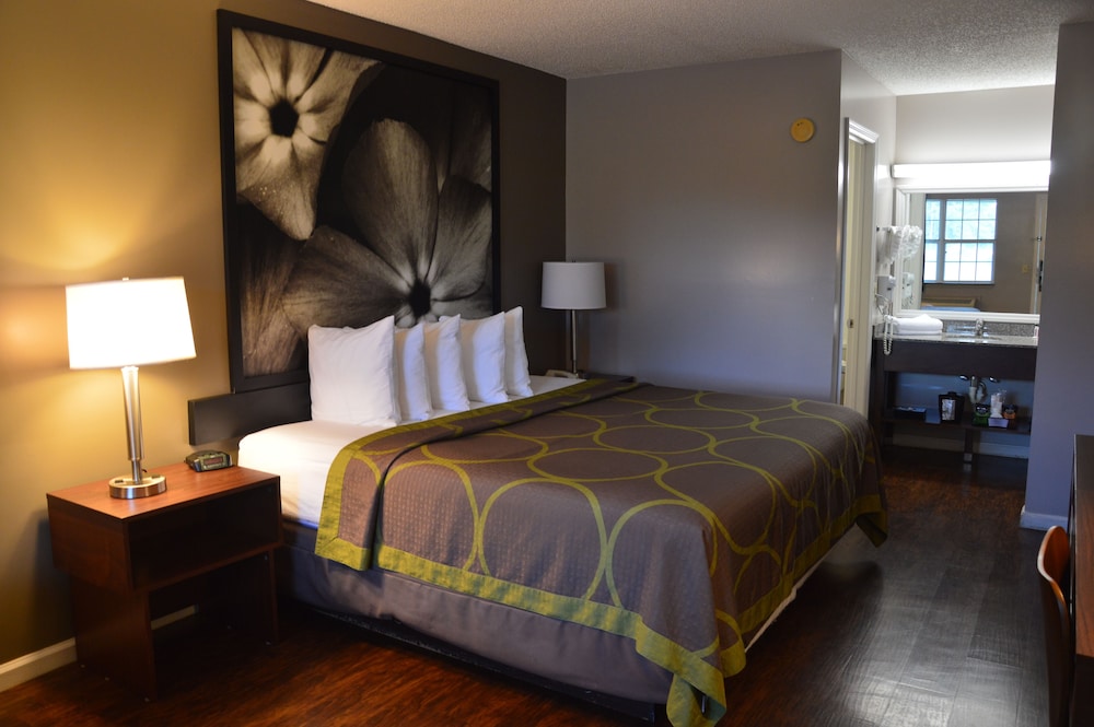 Super 8 By Wyndham Madison 16/33