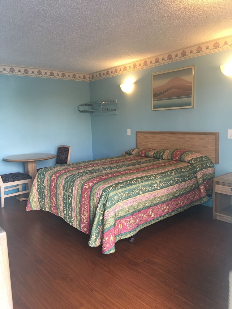 Chester Inn Motel 8/36