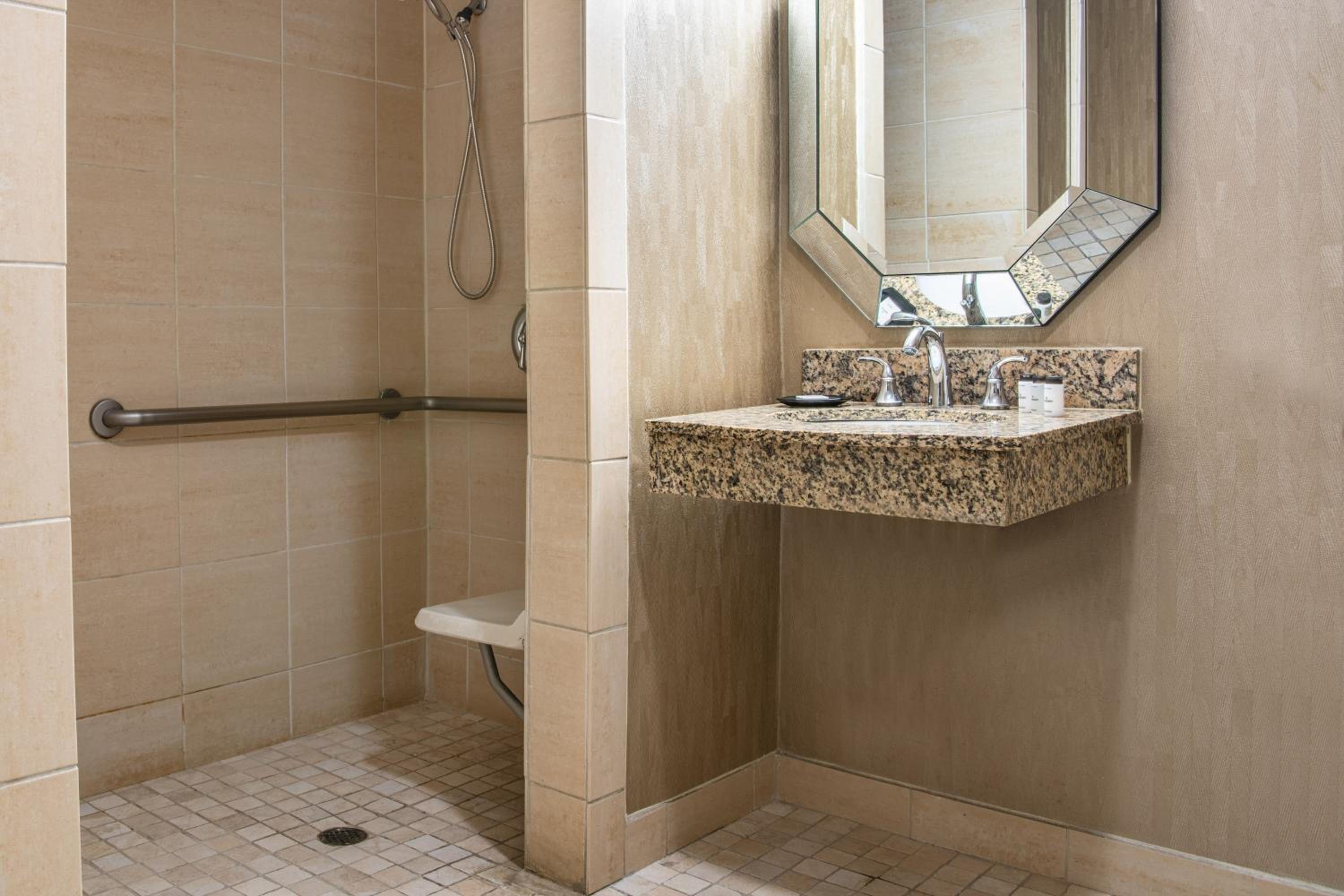 غرفة تقليدية بسرير كينج، Sheraton Mission Valley San Diego 7/9