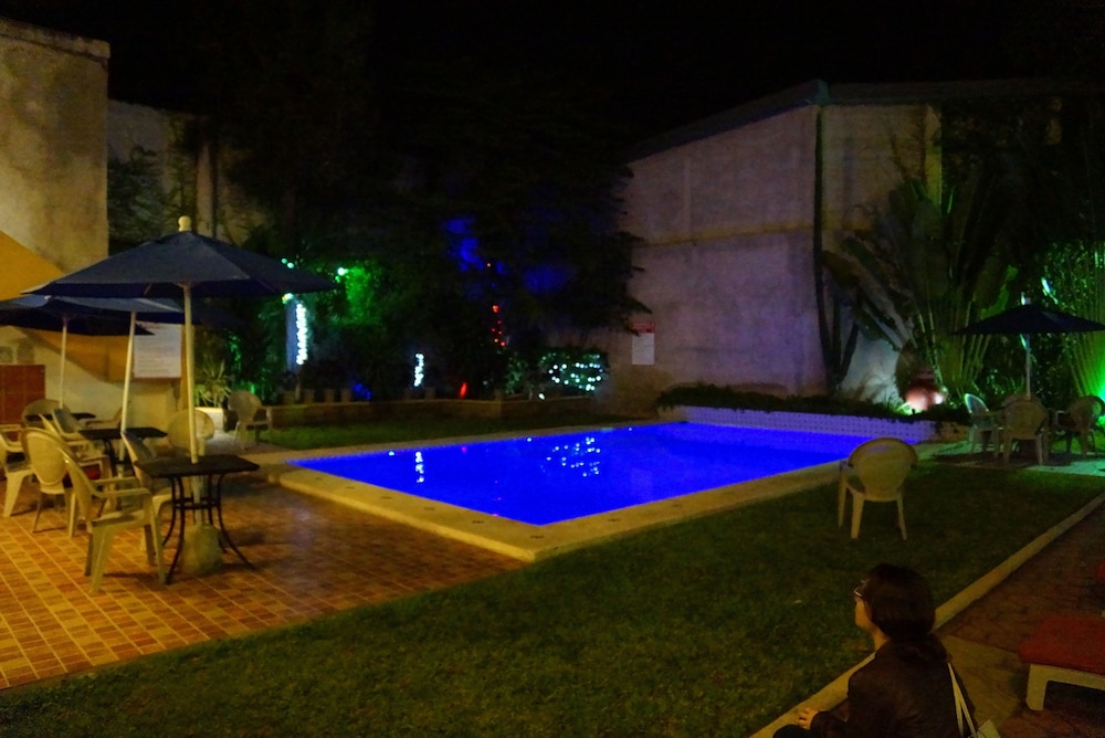 Las Dalias Inn 55/60