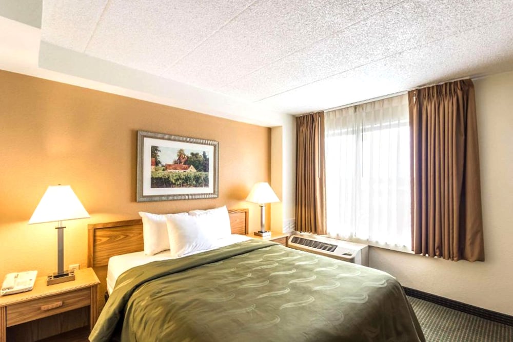 Norwood Inn & Suites Milwaukee 19/43