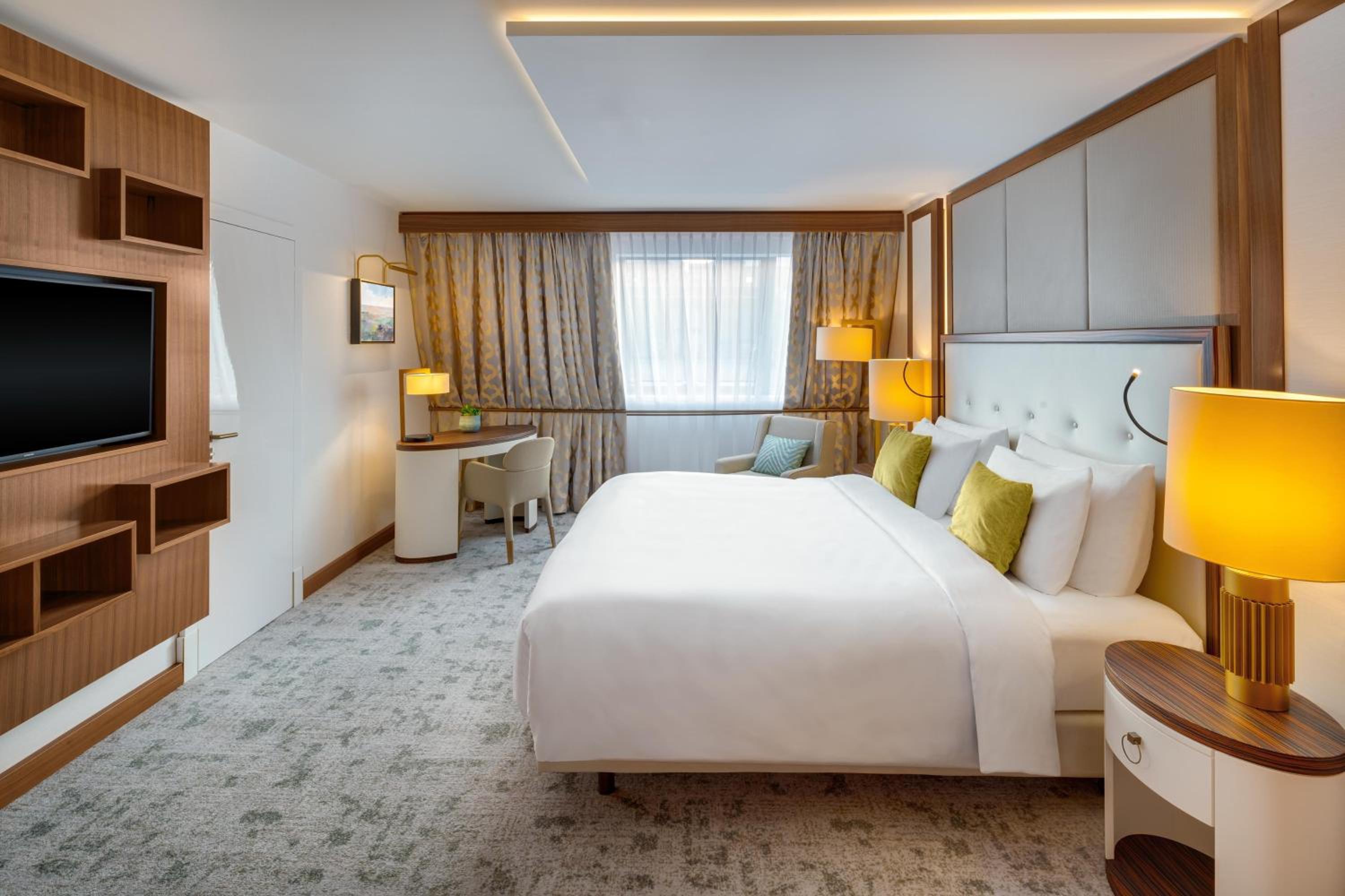 Fashion, King Bed, Street View