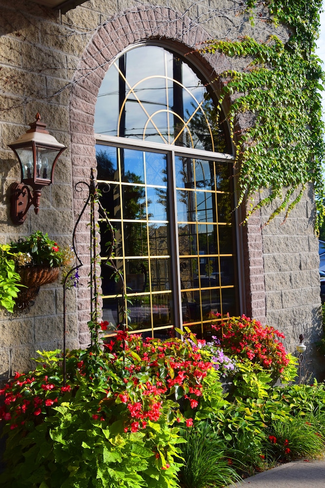 Stone Gate Inn 2/50