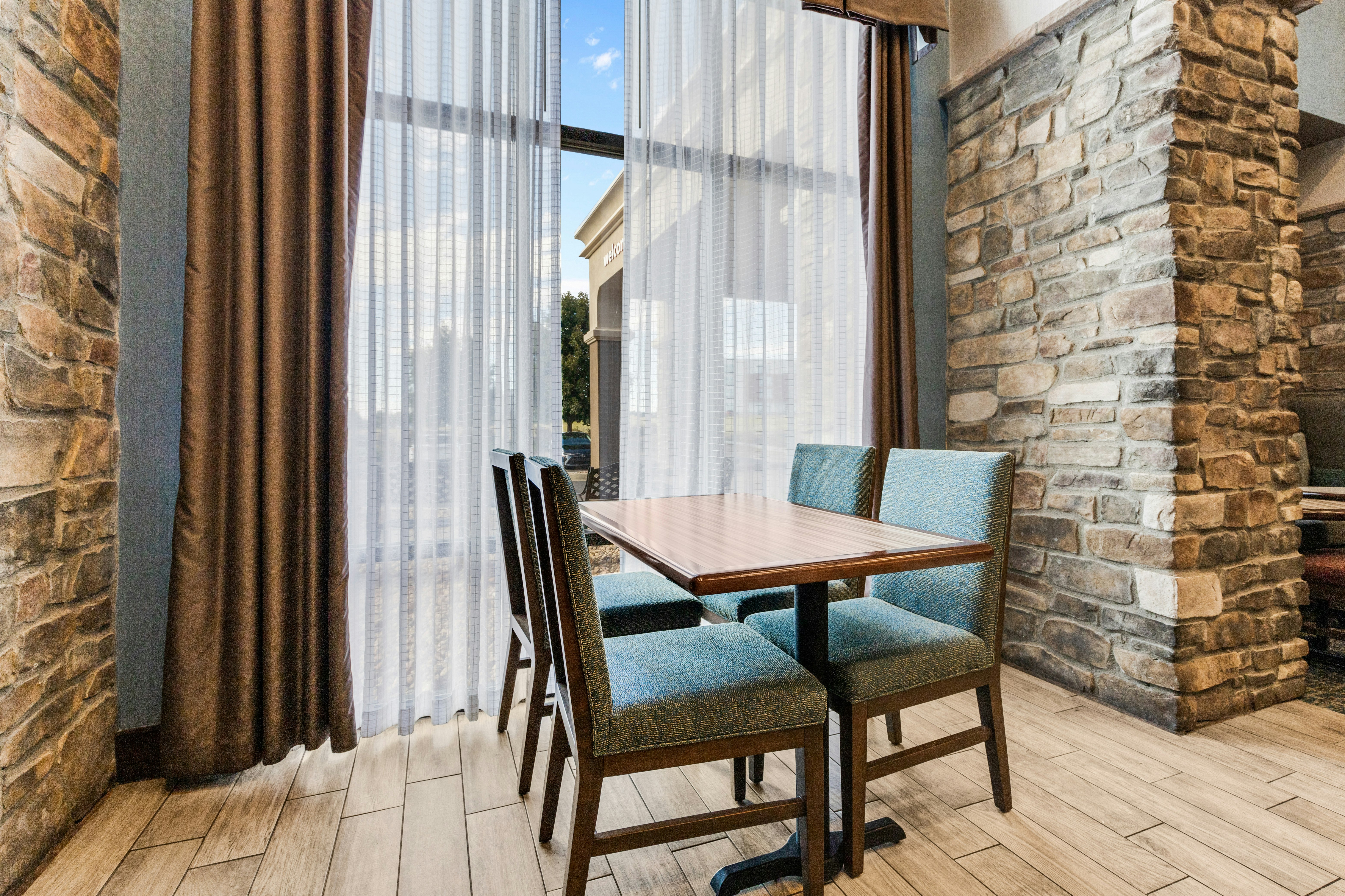 Hampton Inn & Suites Colorado Springs-Air Force Academy-I-25 North 14/19