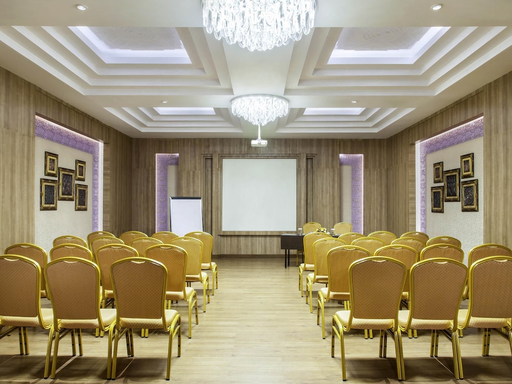 IBIS YOGYAKARTA ADI SUCIPTO 49/54
