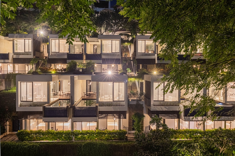 The Sterling Hotel & Villa's 8/57