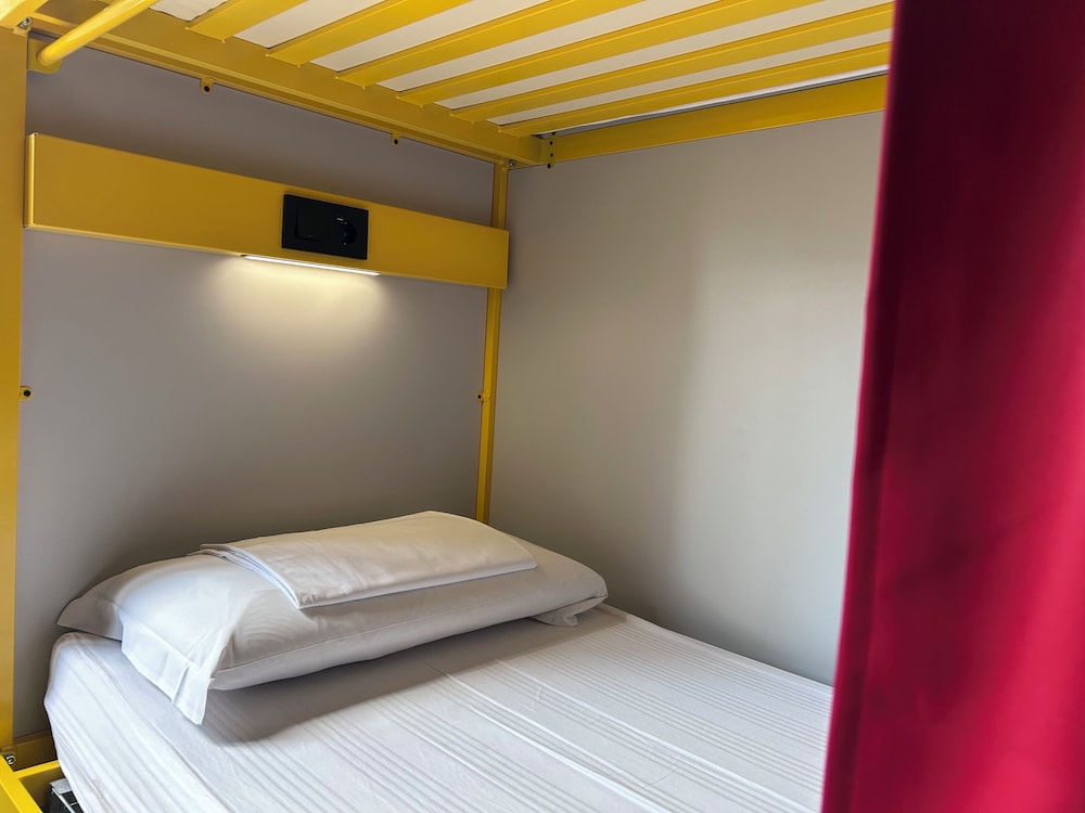 FEMALE DORM, FEMALE ONLY, SHARED BATHROOM