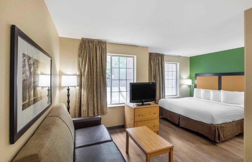 1 King Bed Suite, Nsmk, Kitchen, Sofa-Bed, Studio 6 Extended Stay Milwaukee Brookfield WI 4/9