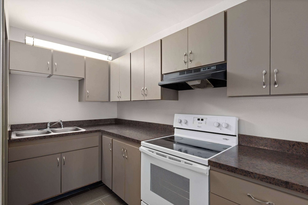Efficiency, King Bed, Days Inn By Wyndham Clarksville North 3/3