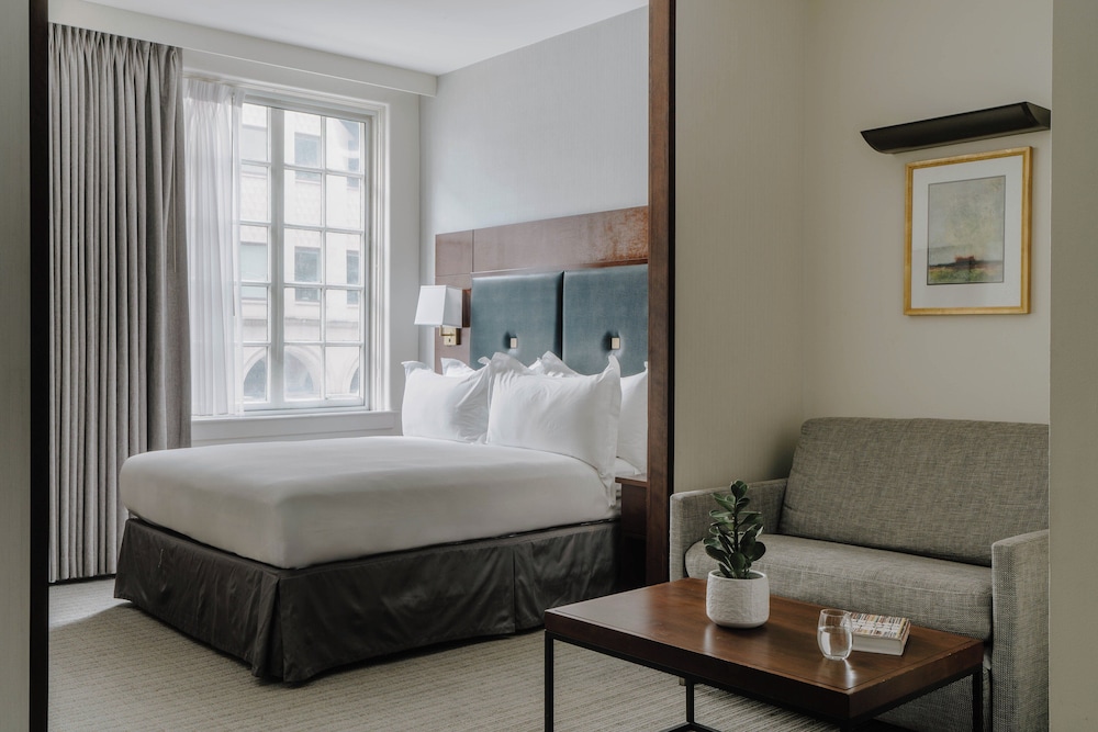 Suite, Queen Bed, Kitchenette, Club Quarters Hotel Downton Houston 2/6