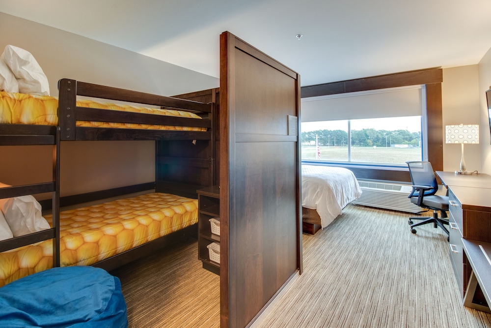 Holiday Inn Express & Suites Union City 16/47
