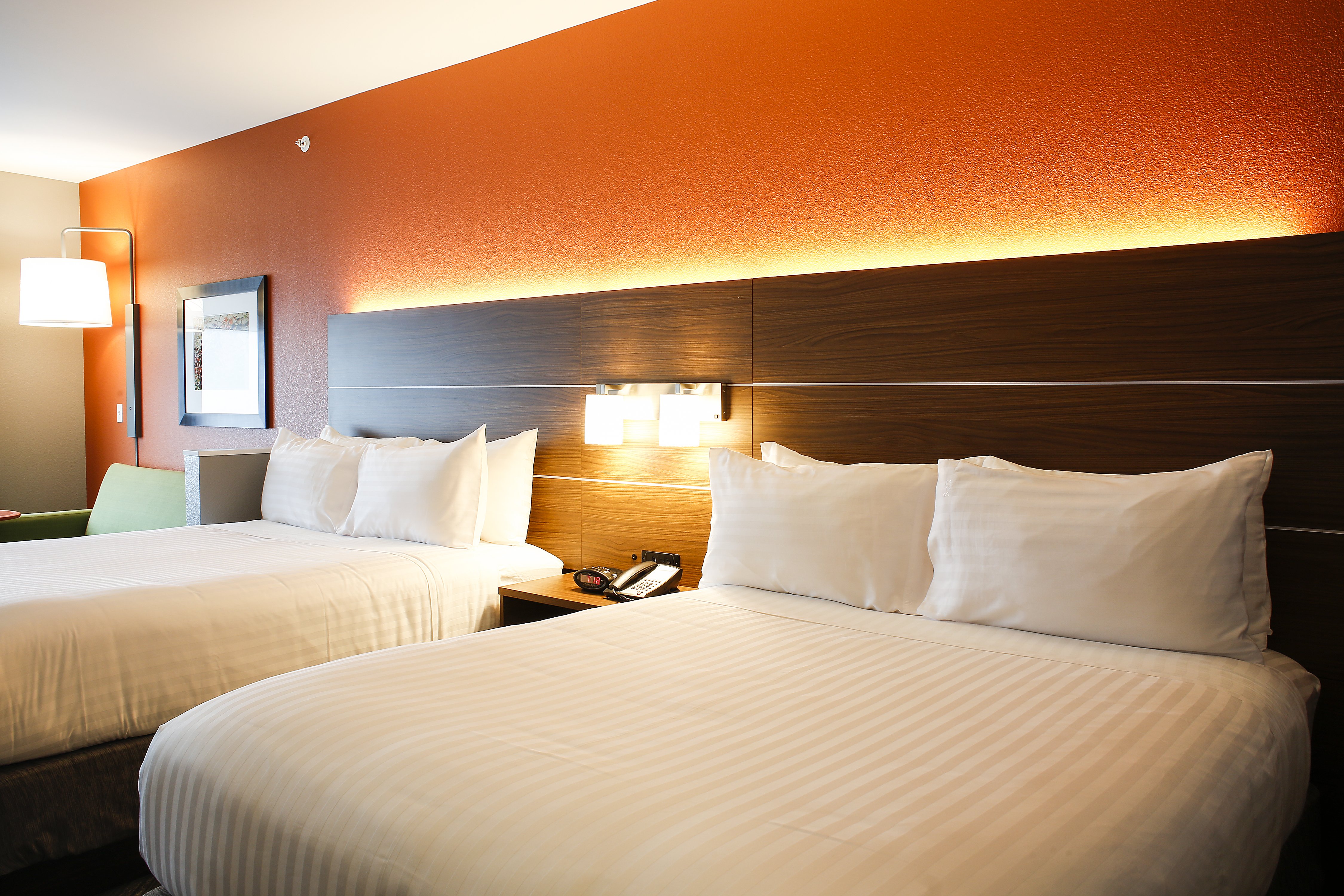 Holiday Inn Express And Suites Louisville Downtown 25/71