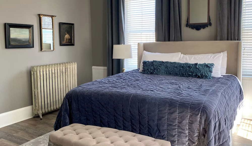 Deluxe, King Bed