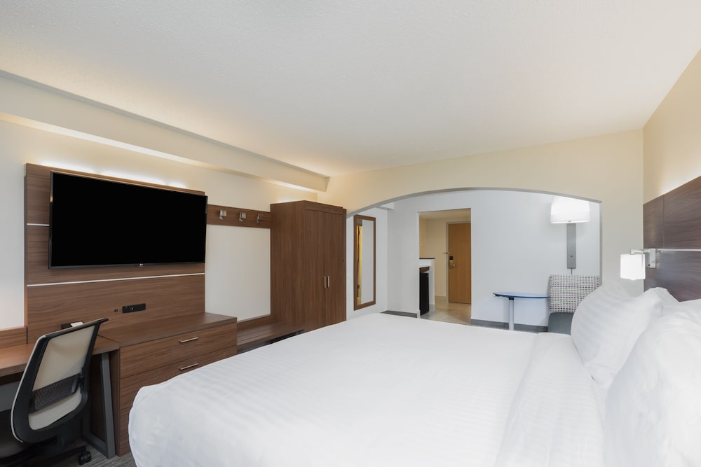 Holiday Inn Express Hotel Suites Louisville East 12/52
