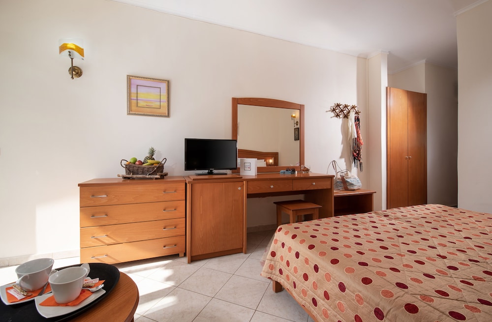 Porfi Beach Hotel 3/36