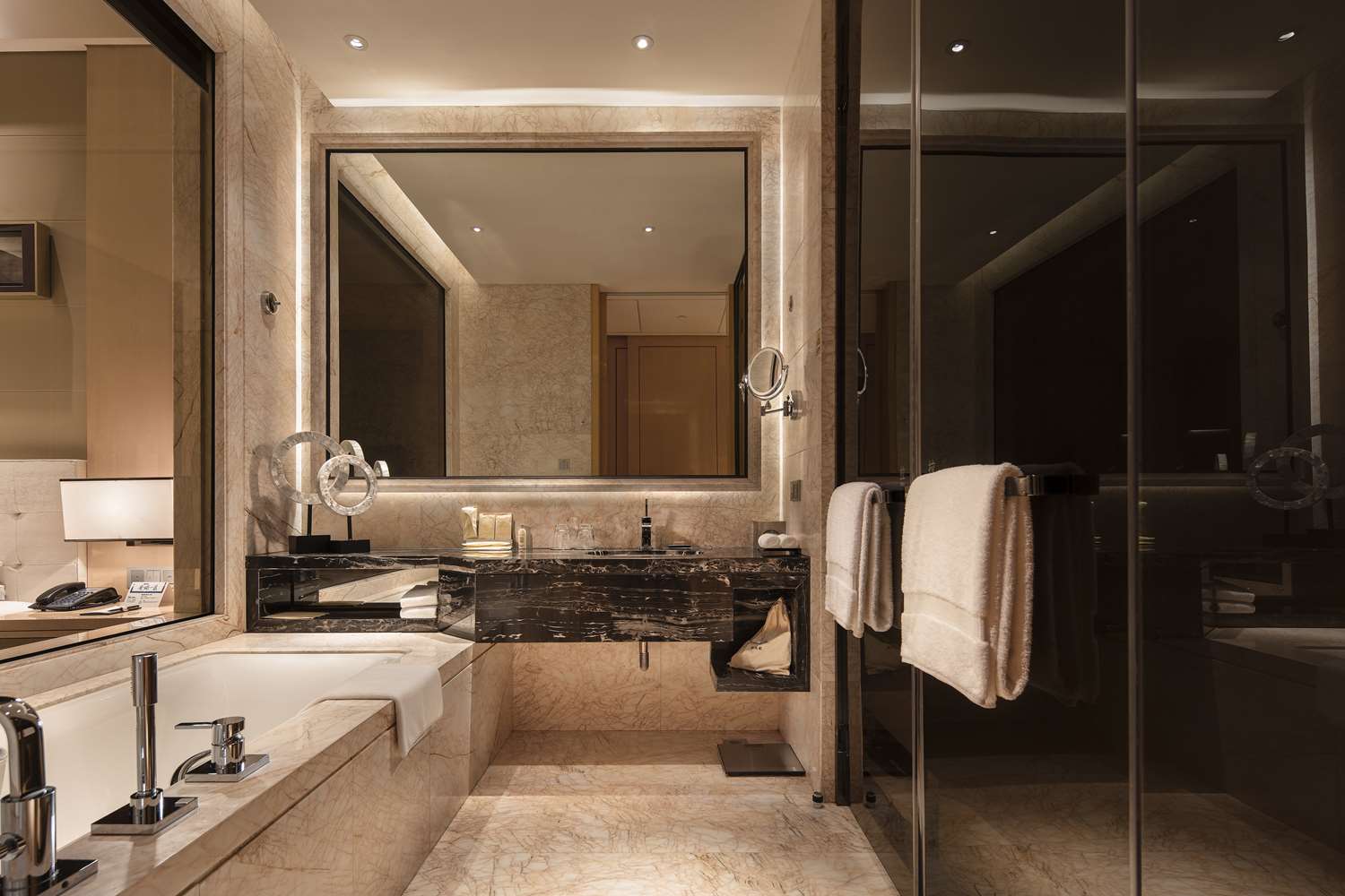 غرفة تنفيذية بسرير كينج بإطلالة على المرفأ، HILTON DALIAN 2/2