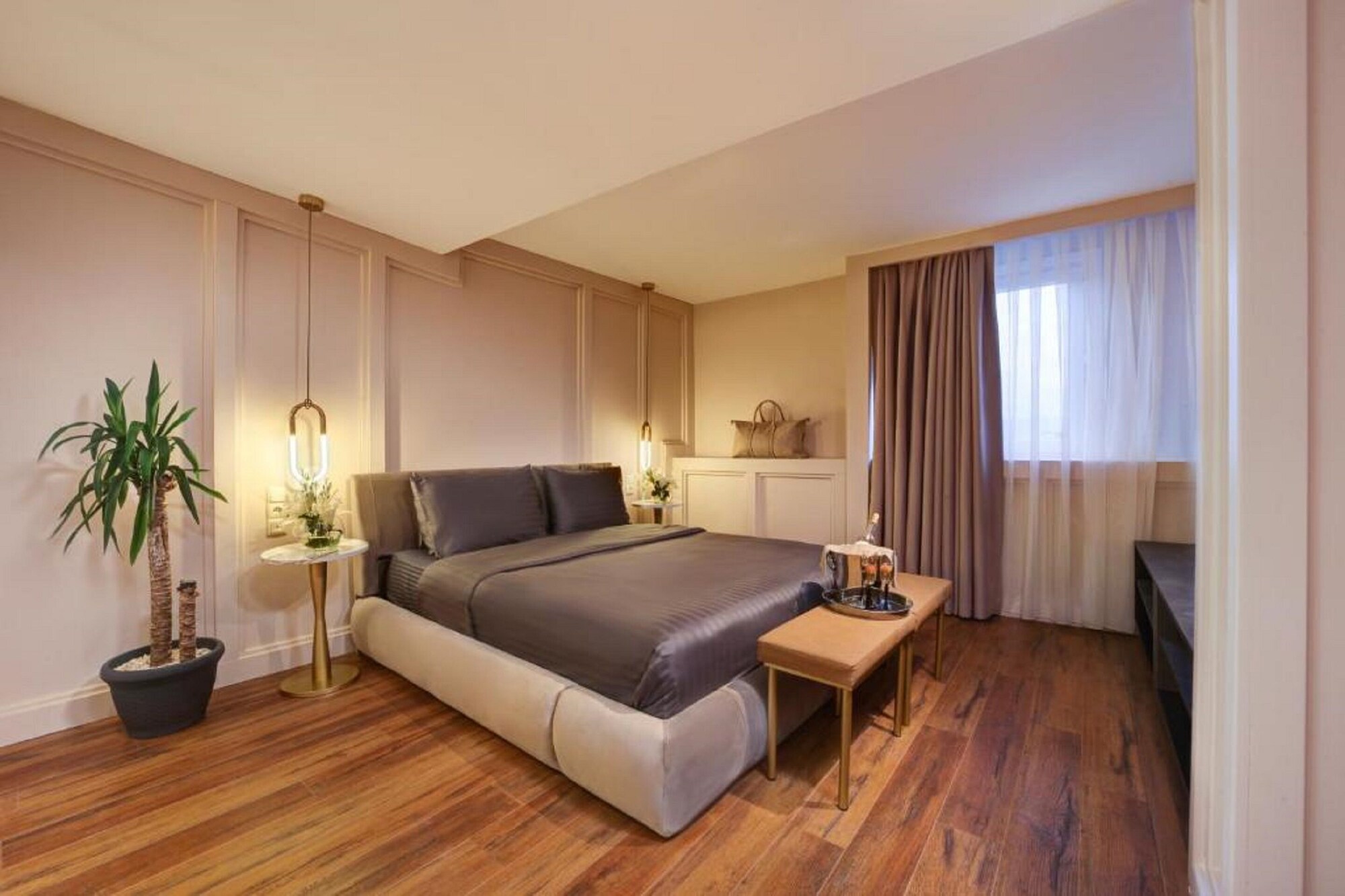 SUITE, KING BED, HOT TUB
