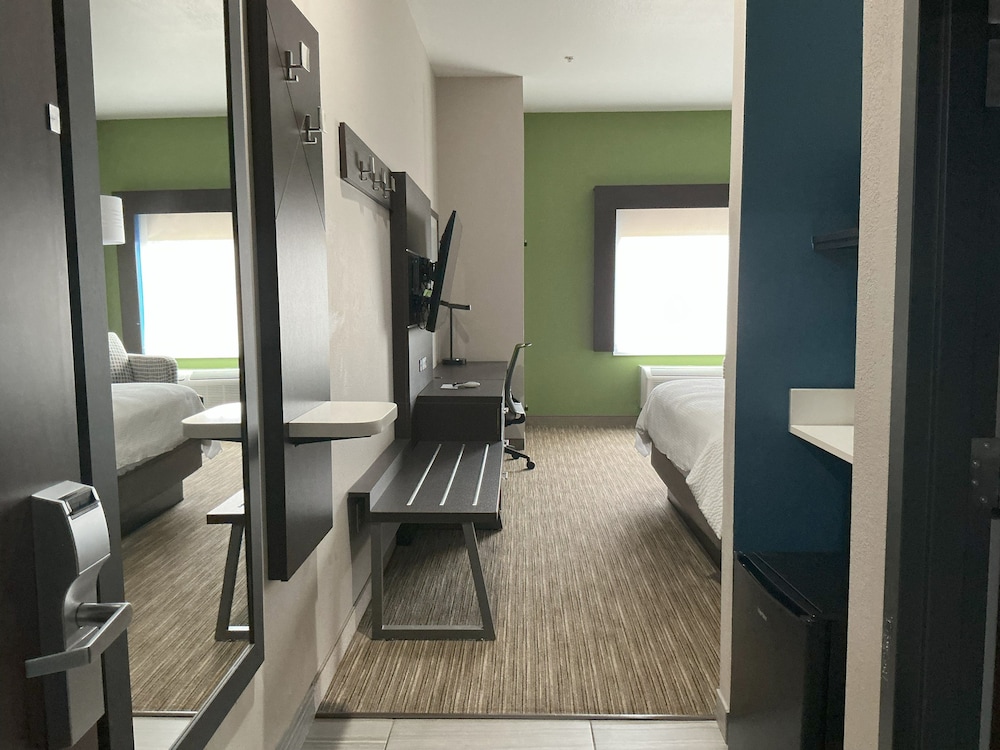 Holiday Inn Express Hotel and Suites Ada 34/57