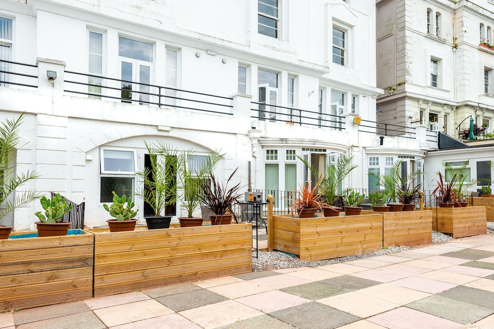 Abbey Lawn Hotel 54/64