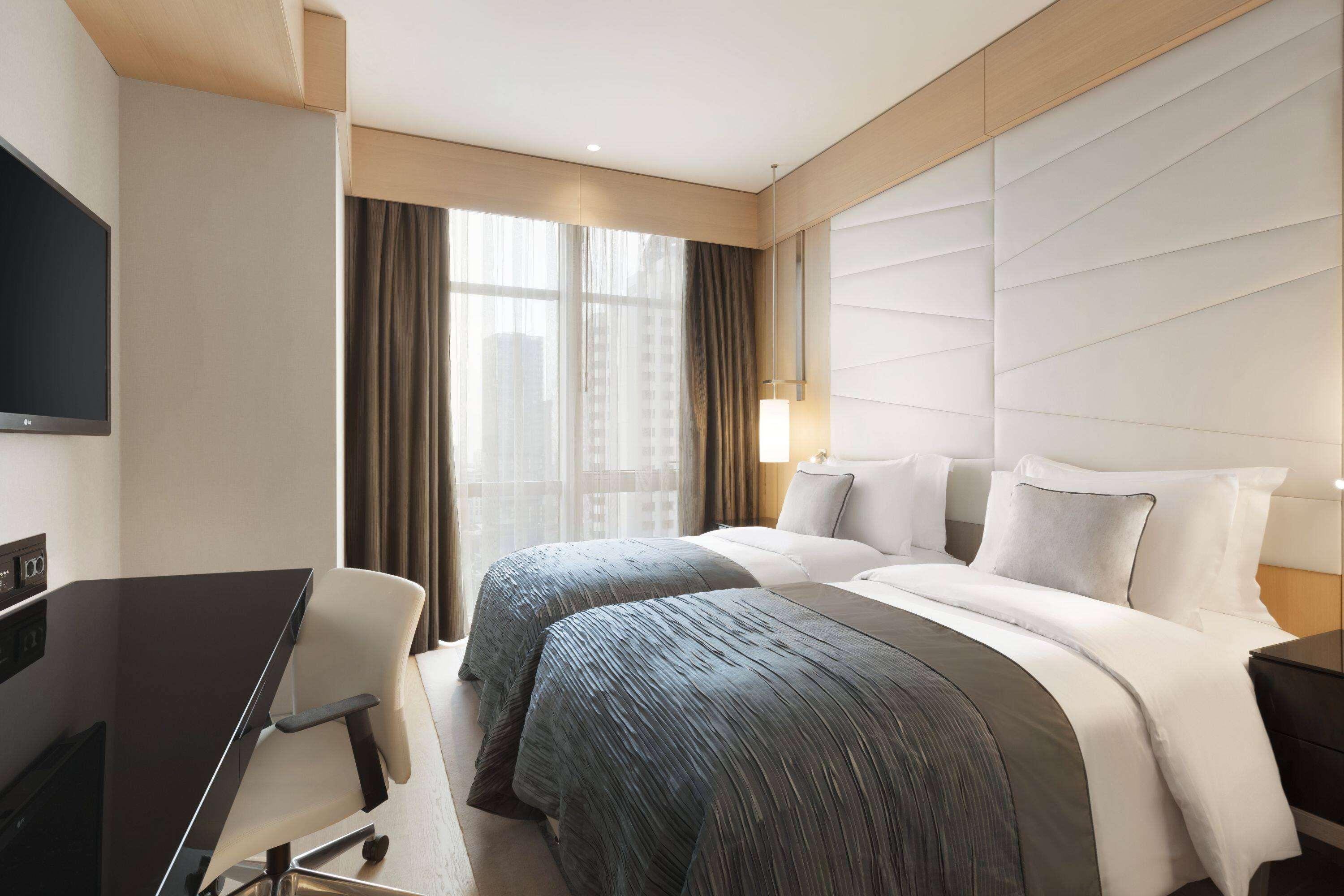 Senior, Suite, King Bed, City View