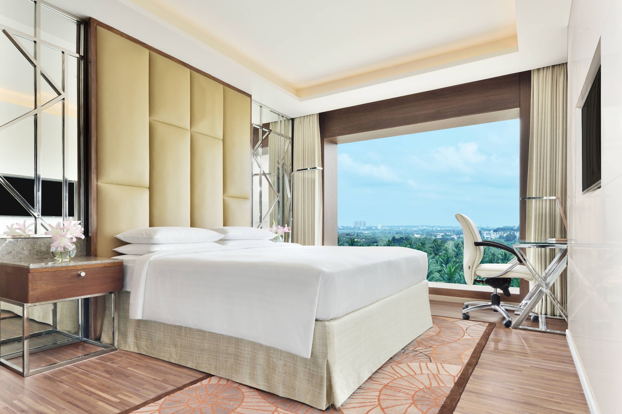 جناح جونيور بسرير كينج مع أريكة، Courtyard Bengaluru Hebbal 4/6
