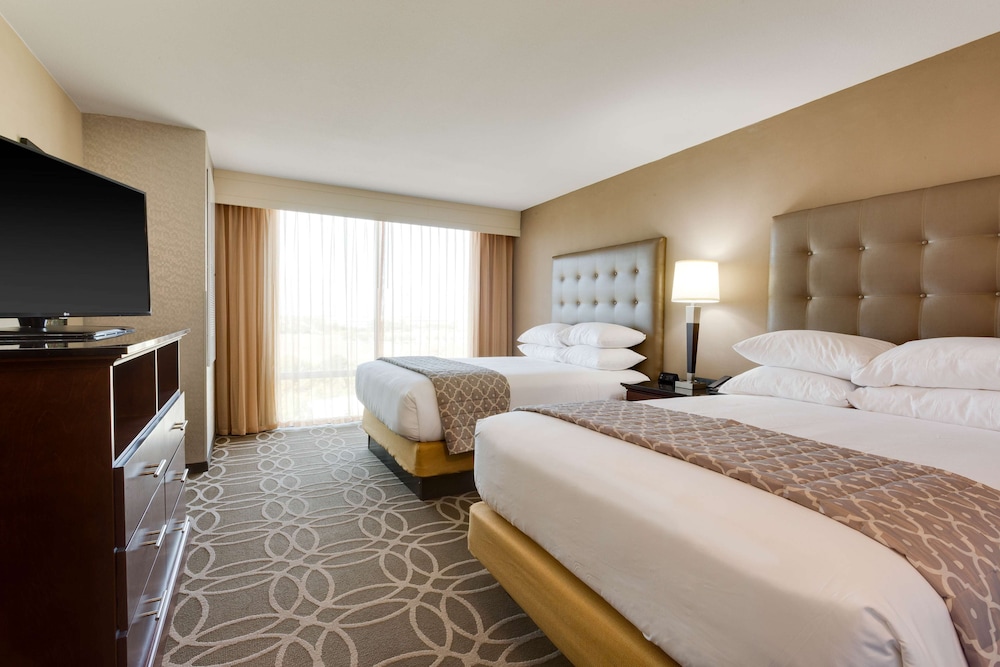 2 Rooms, Suite, 2 Queen Beds, Sofa, High Floor, Accessible