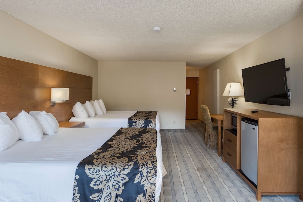 DELUXE, 2 QUEEN BEDS, RIVER VIEW