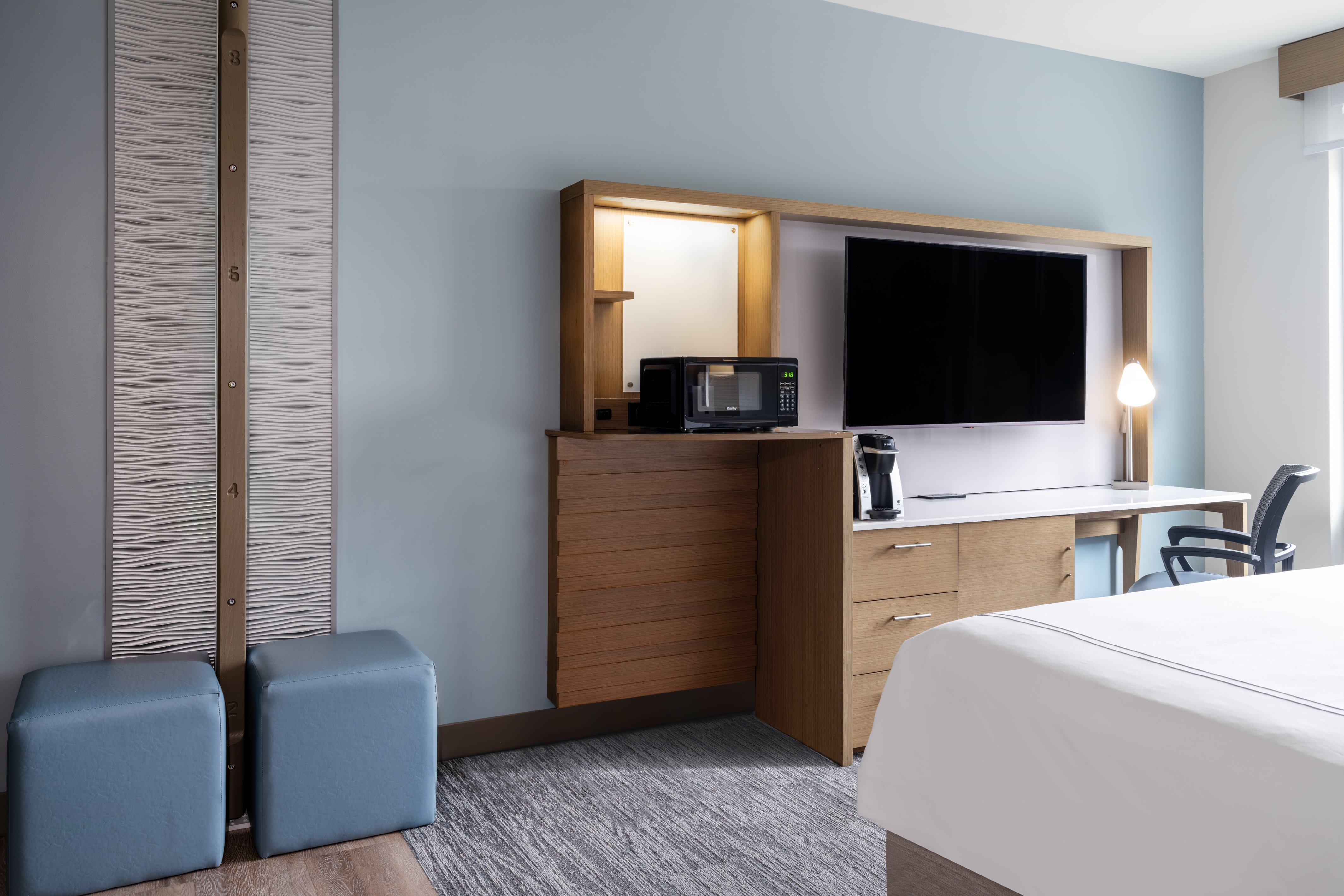 Room, King Bed, Accessible, Even Hotel Rochester Mayo Clinic Area 3/5