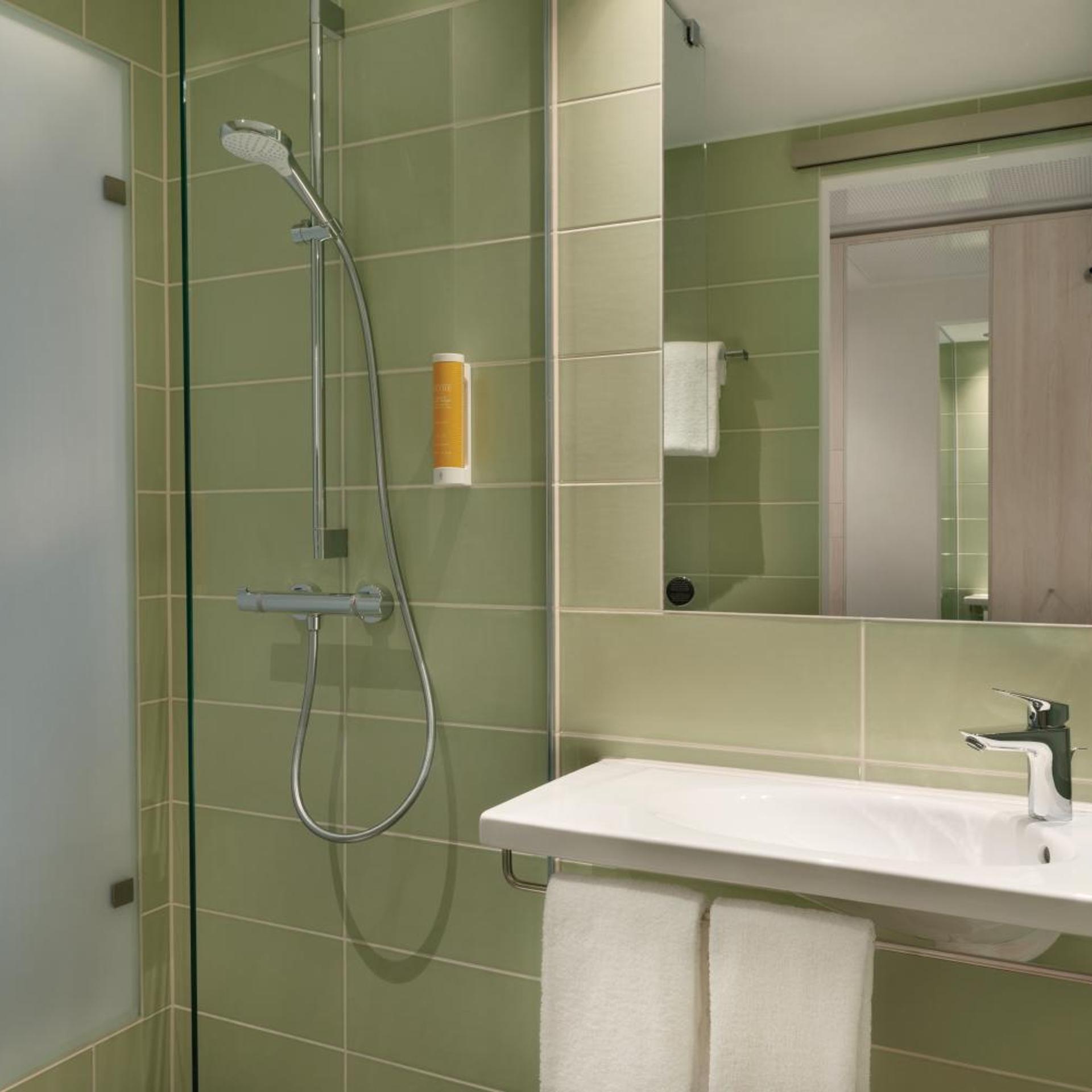 Adjoining, Standard, Double Bed، Super 8 by Wyndham Augsburg 4/5