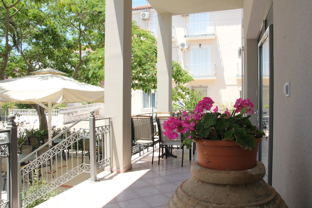Achilles Hotel 40/51